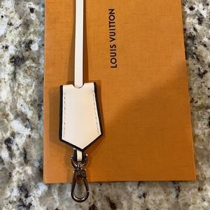 BRAND NEW RARE Cream and Black Key Bell/Cl…